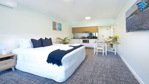 TV and multimedia, Kitchen or kitchenette, Photo of the whole room, Dining area, Bedroom, towels, air conditioner