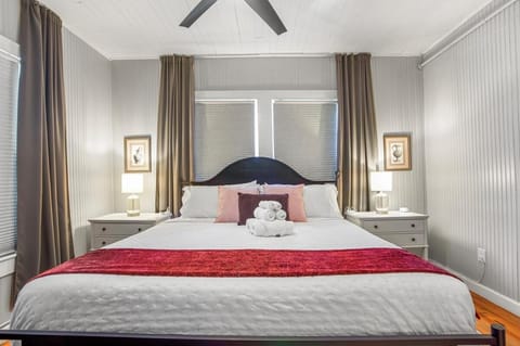 Be A Nomad - Historic 6BR Cottage Steps to Jacksonville Beach Sleeps 12 Apartment in Jacksonville Beach