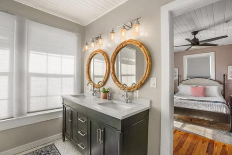 Be A Nomad - Historic 6BR Cottage Steps to Jacksonville Beach Sleeps 12 Apartment in Jacksonville Beach