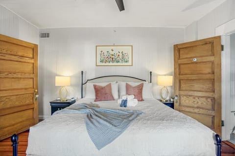 Be A Nomad - Historic 6BR Cottage Steps to Jacksonville Beach Sleeps 12 Apartment in Jacksonville Beach