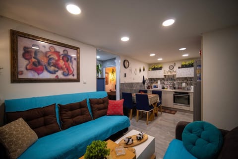 Kitchen or kitchenette, Living room, Seating area, Dining area, oven, stove