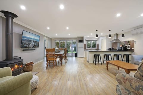 TV and multimedia, Kitchen or kitchenette, Living room, Seating area, Dining area