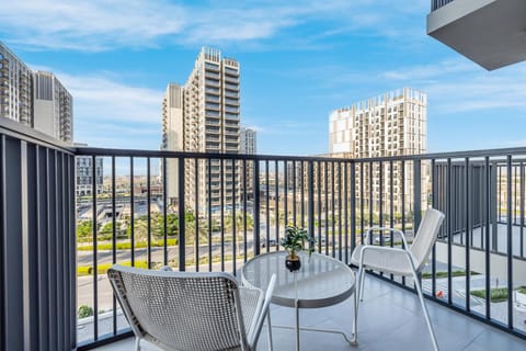Property building, Patio, Day, Balcony/Terrace, Living room, Seating area