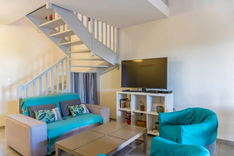 TV and multimedia, Living room, Seating area, Evening entertainment