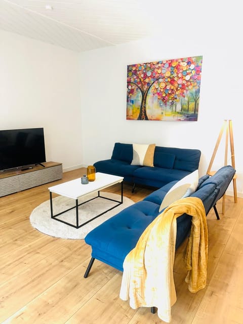 TV and multimedia, Living room, Seating area, Evening entertainment