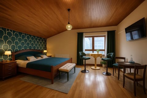 Bed, On-site shops, TV and multimedia, Photo of the whole room, Bedroom, Landmark view, Bath, fireplace, heating, internet, towels, air conditioner