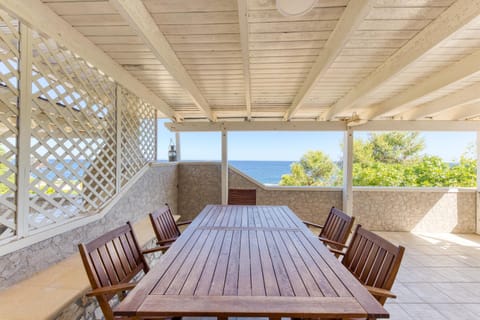 Property building, Balcony/Terrace, Living room