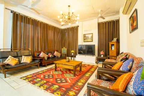 Communal lounge/ TV room, TV and multimedia, Living room, Seating area, Evening entertainment