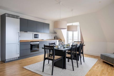 Kitchen or kitchenette, Dining area, oven, stove