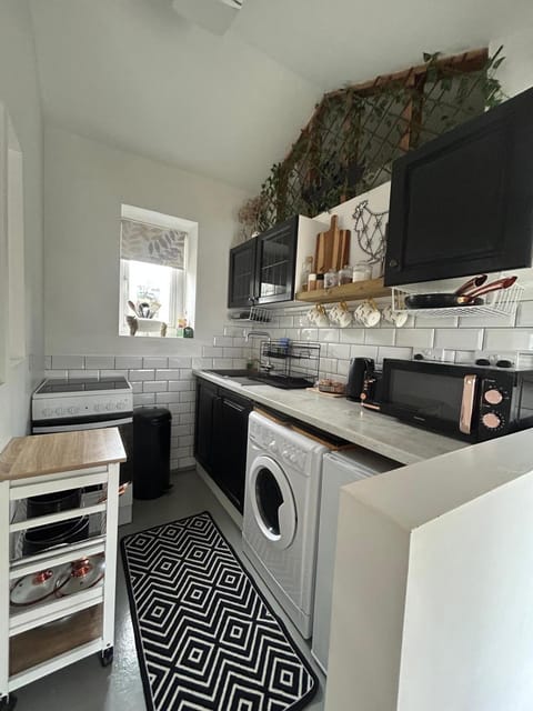 Coffee/tea facilities, microwave, stove, laundry, kitchen