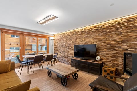 Communal lounge/ TV room, TV and multimedia, Balcony/Terrace, Living room, Seating area, Dining area
