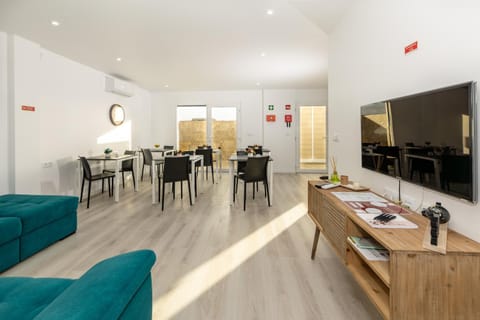 Communal lounge/ TV room, Kitchen or kitchenette, Living room, Dining area