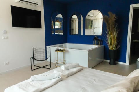 Bed, Hot Tub, Bedroom