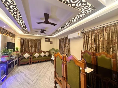 TV and multimedia, Living room, Seating area, Evening entertainment, air conditioner