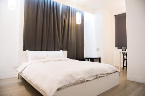 Photo of the whole room, Bedroom