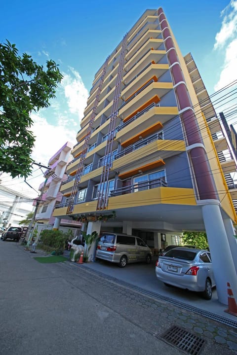 Property building, Neighbourhood, Street view, Location, Parking