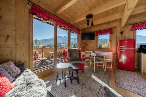 Communal lounge/ TV room, Natural landscape, TV and multimedia, View (from property/room), Balcony/Terrace, Living room, Seating area, Dining area, Evening entertainment, Mountain view