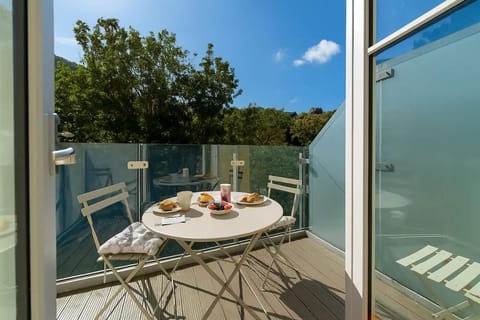 Clifftop Watch, River View and Balcony, 1 BR, Parking, Beach 10 min walk House in West Somerset District