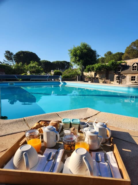 Swimming pool, Breakfast