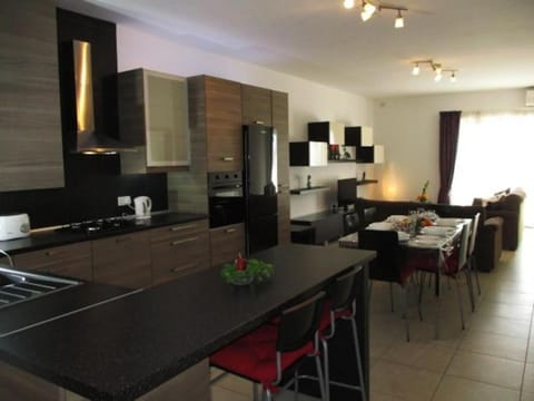 Kitchen or kitchenette, Dining area, oven