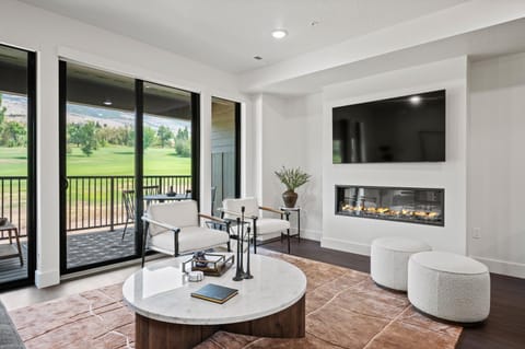 Golfcourse, TV and multimedia, View (from property/room), Living room, fireplace