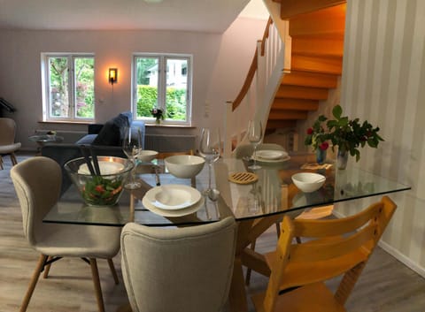 Living room, Seating area, Dining area, Garden view, Garden view, children
