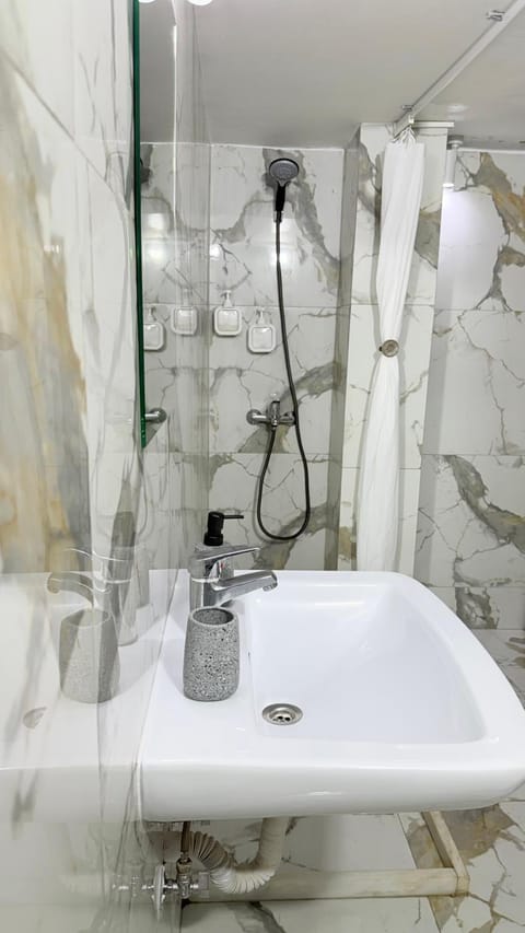 Shower, Bathroom, towels