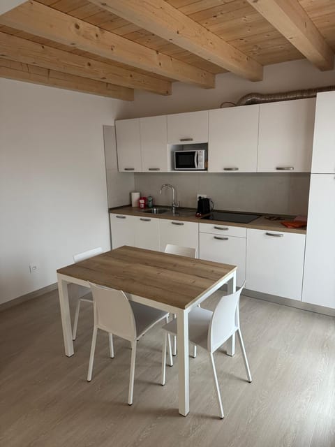 Kitchen or kitchenette, Dining area, minibar, stove