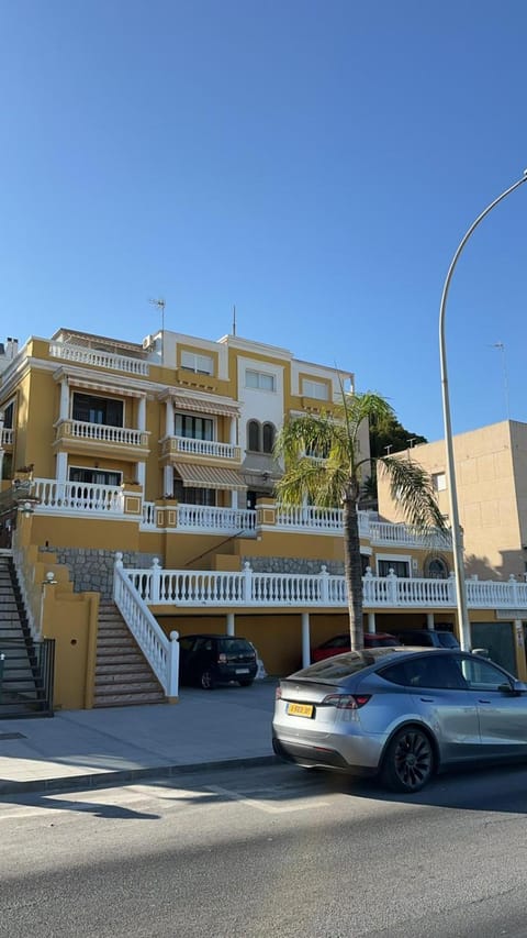 Property building, Day, Neighbourhood, Street view, Parking
