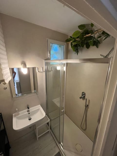 Shower, Bathroom, towels