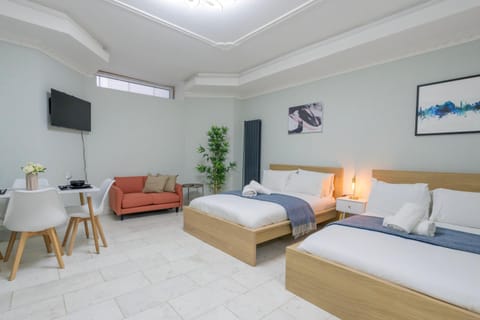 Bed, TV and multimedia, Photo of the whole room, Seating area