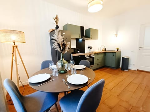 Living room, Seating area, Dining area, pet friendly, stove