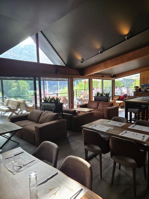 Restaurant/places to eat, Restaurant/places to eat, Lounge or bar, Seating area