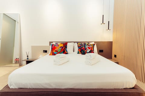 Bed, Photo of the whole room, Bedroom, towels