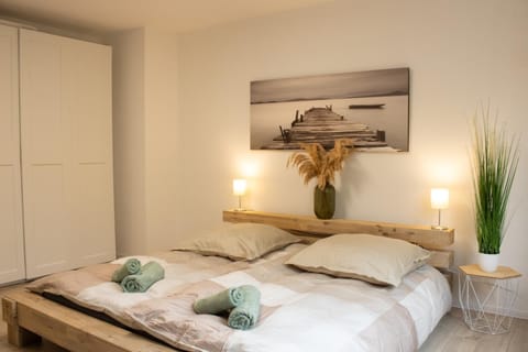 Bed, Bedroom, towels