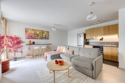 Kitchen or kitchenette, Living room, Seating area, Dining area