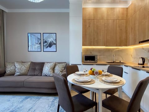 Kitchen or kitchenette, Dining area