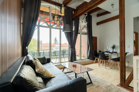 Communal lounge/ TV room, TV and multimedia, Living room, Seating area, Dining area