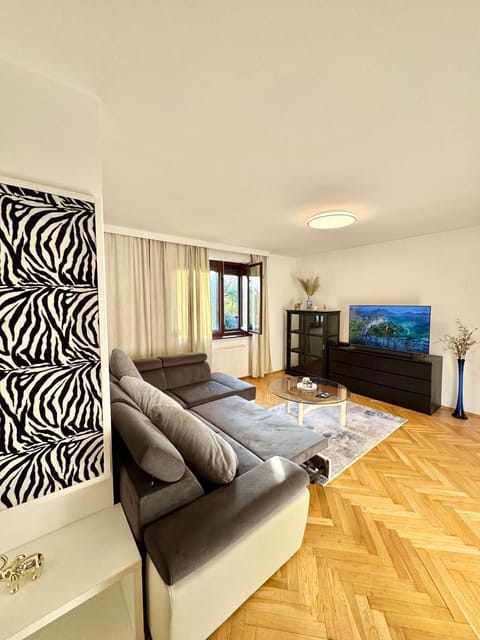 Communal lounge/ TV room, TV and multimedia, Living room, Photo of the whole room, Seating area