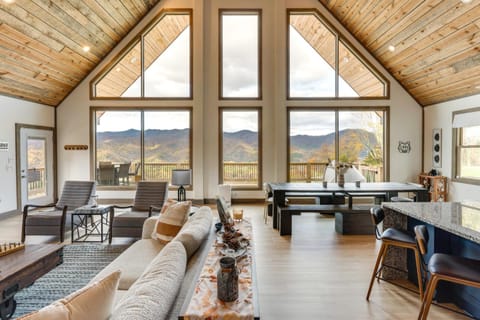 Blue Ridge Mountain-View Cabin with Hot Tub and Deck! Cabin in Tennessee