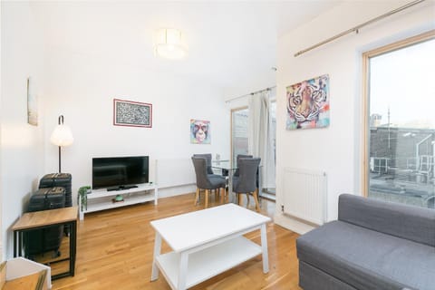 Communal lounge/ TV room, TV and multimedia, Living room, Seating area