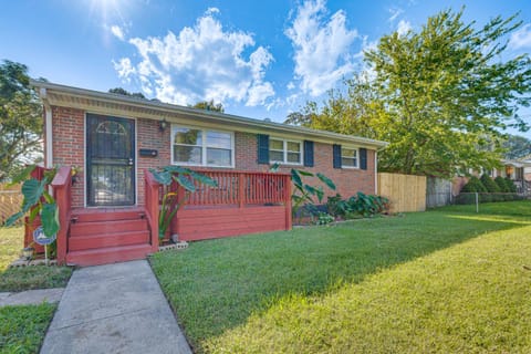 4 Mi to Dtwn Home with Fenced Yard in Portsmouth! House in Portsmouth