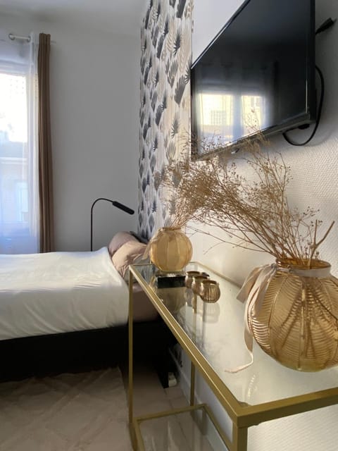 Communal lounge/ TV room, Bed, TV and multimedia, Decorative detail, Decorative detail