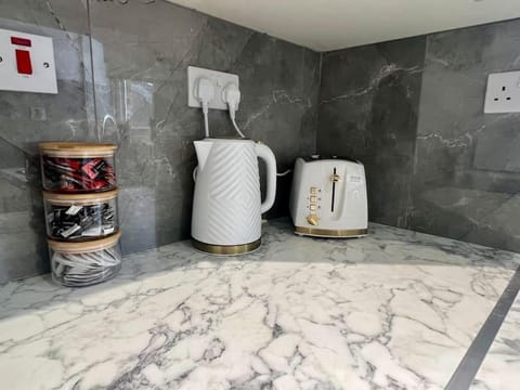 2 Bed Preston City Centre Flat - Sleeps 4 with parking Apartment in Preston