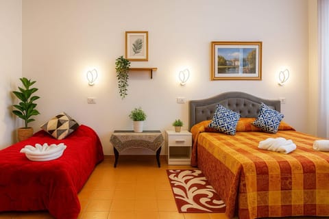 Bed, Living room, Photo of the whole room, towels