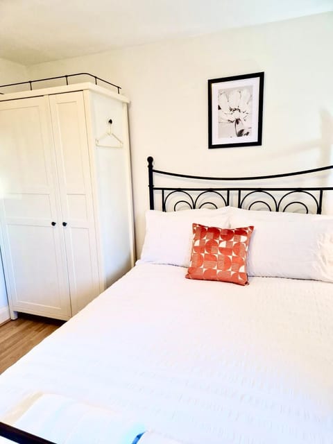 Bed, Photo of the whole room, wardrobe