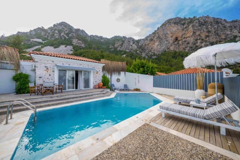 Property building, Day, Natural landscape, Mountain view, Pool view, Swimming pool, sunbed