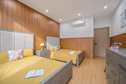 Bed, Bedroom, wardrobe, air conditioner