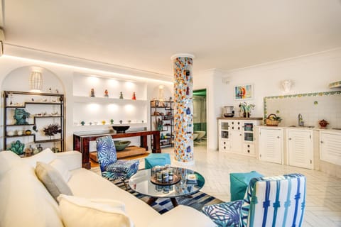 Kitchen or kitchenette, Living room, Seating area, Dining area