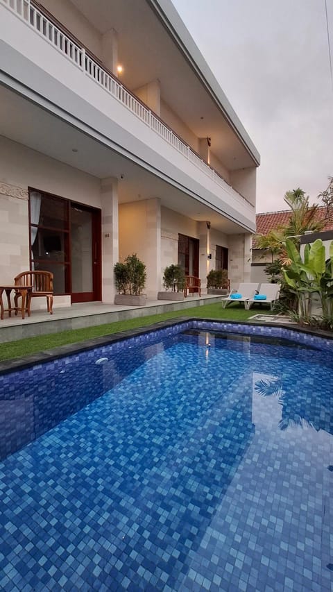 Swimming pool, sunbed
